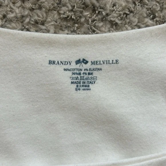 Brandy Melville Crop top - Picture 2 of 4